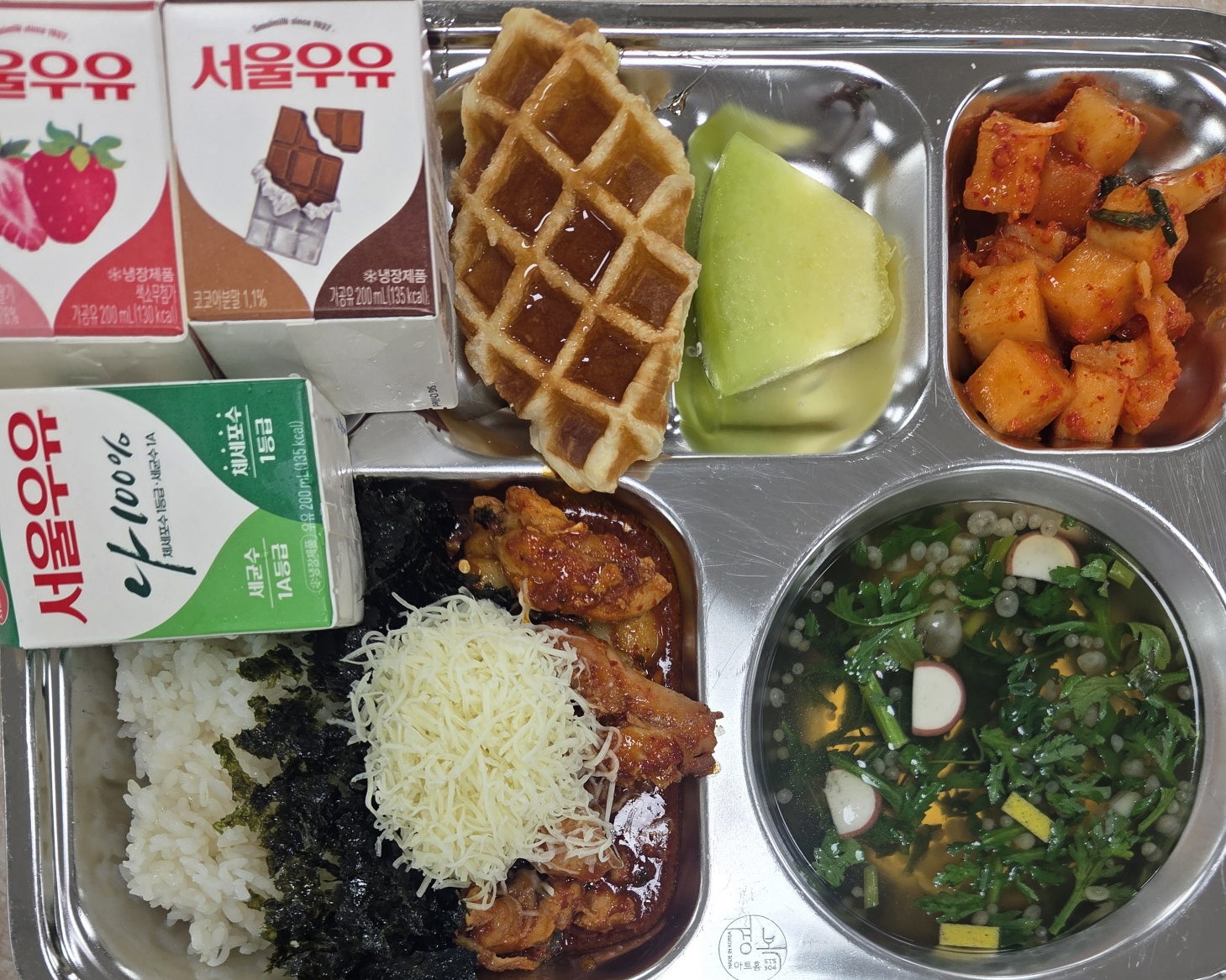 맑은우동국물(1.2.5.6.7.9.18)
지코바치밥
(2.5.6.12.13.15.18)
깍두기(9)
3맛우유(흰/딸기/초코)(2)
크로플(메이플시럽)(1.2.5.6)
멜론